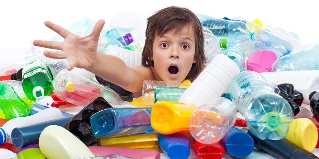 Kind im Plastikbehälter