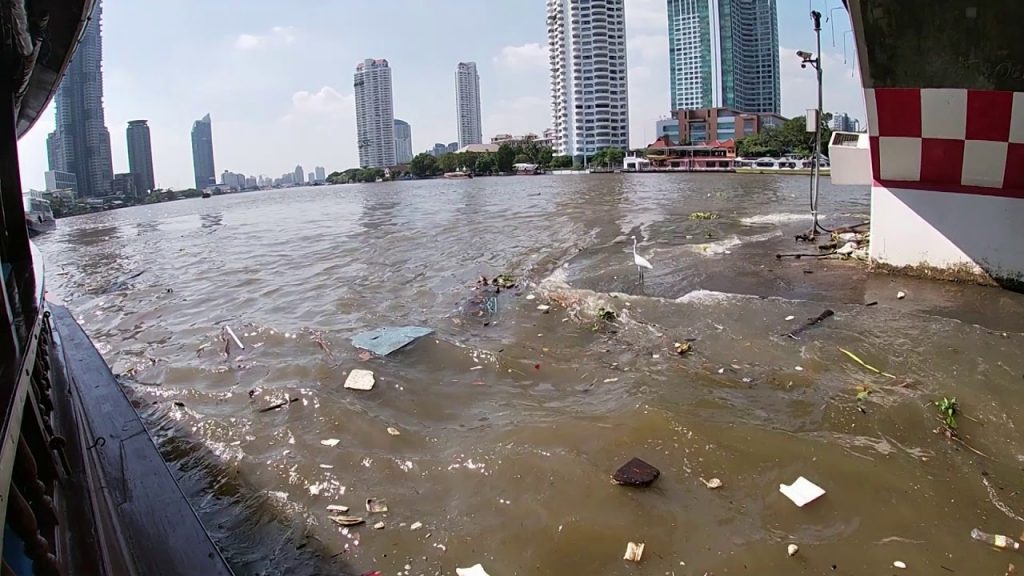 Plastikmüll im Fluss
