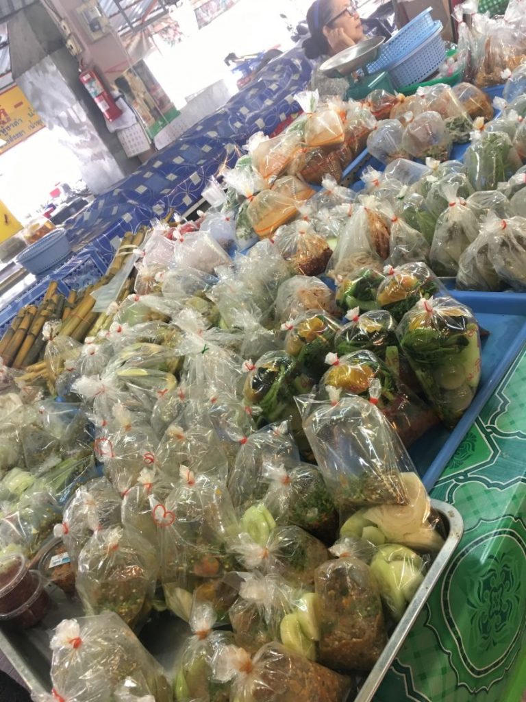 Lebensmittel mit Plastiktüte verpackt